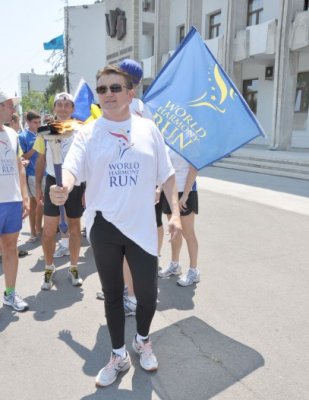 Subprefectul Curt-Mola a purtat torţa caravanei de alergători pentru Armonie Mondială